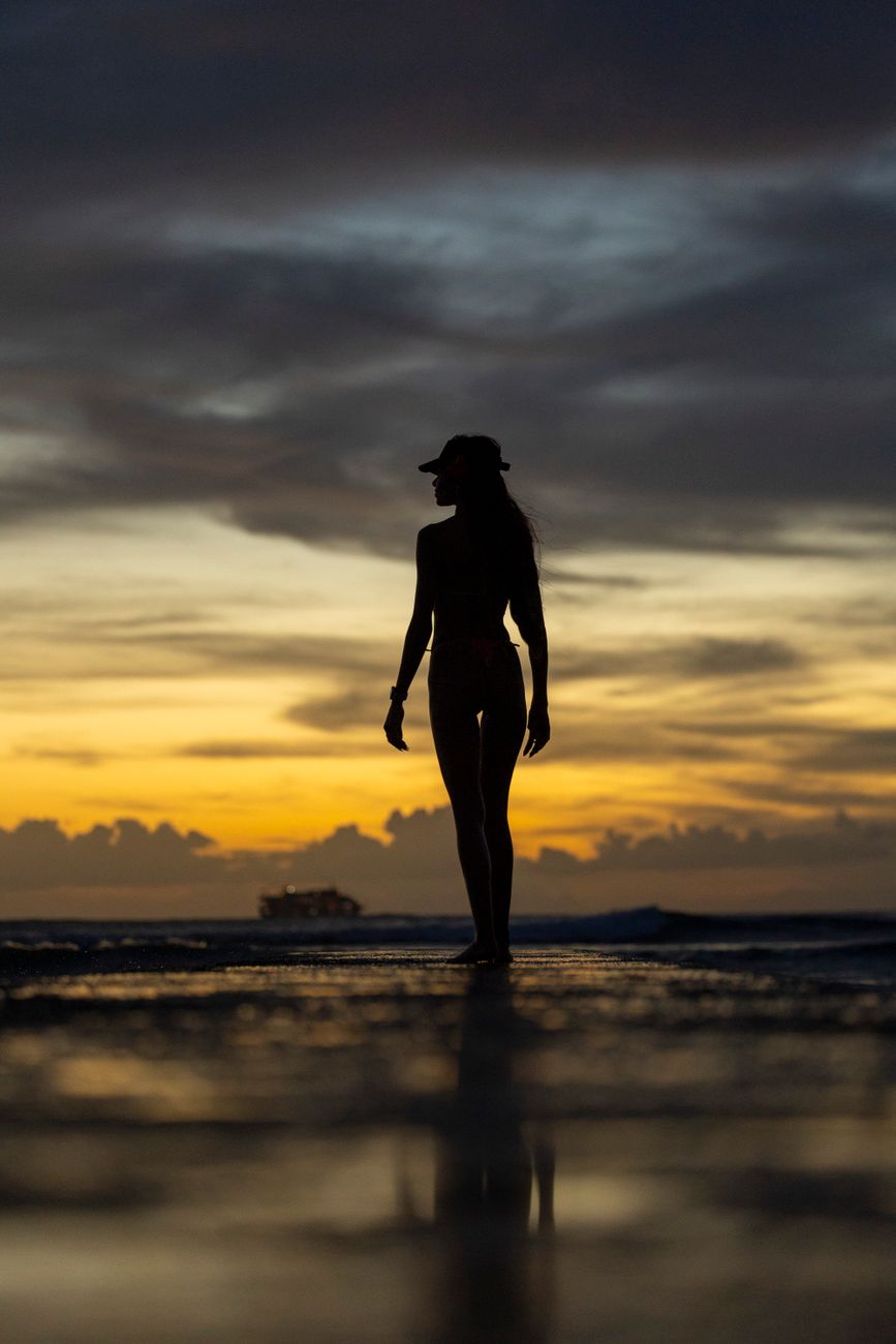 Mujer en bikini junto al agua