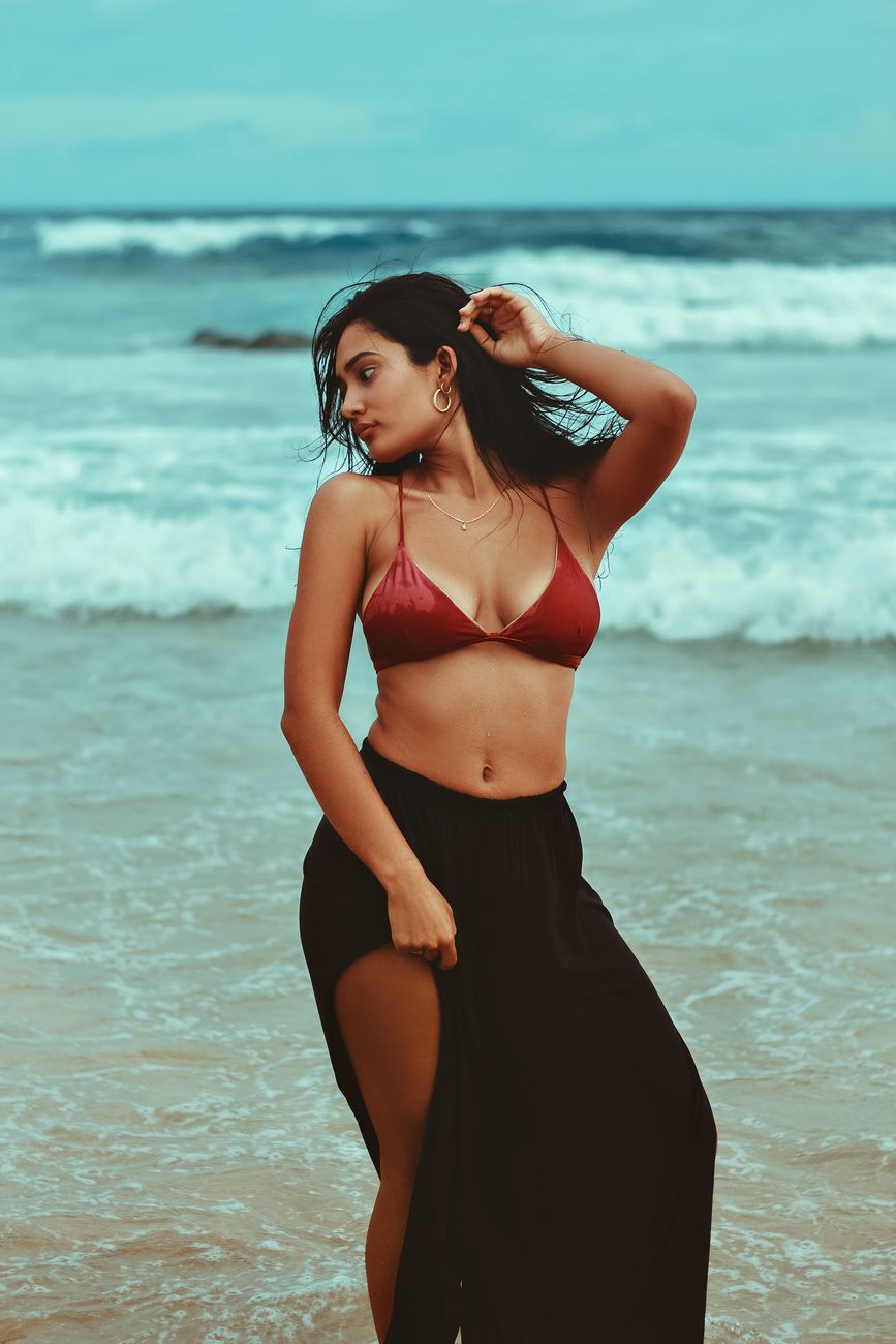 Mujer en bikini junto al agua
