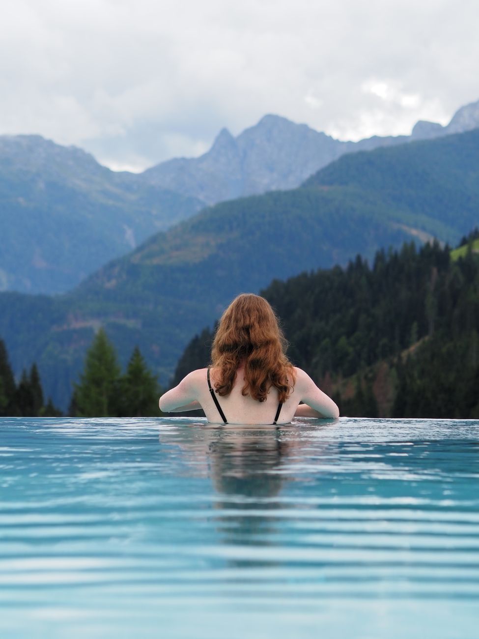 Mujer en bikini junto al agua