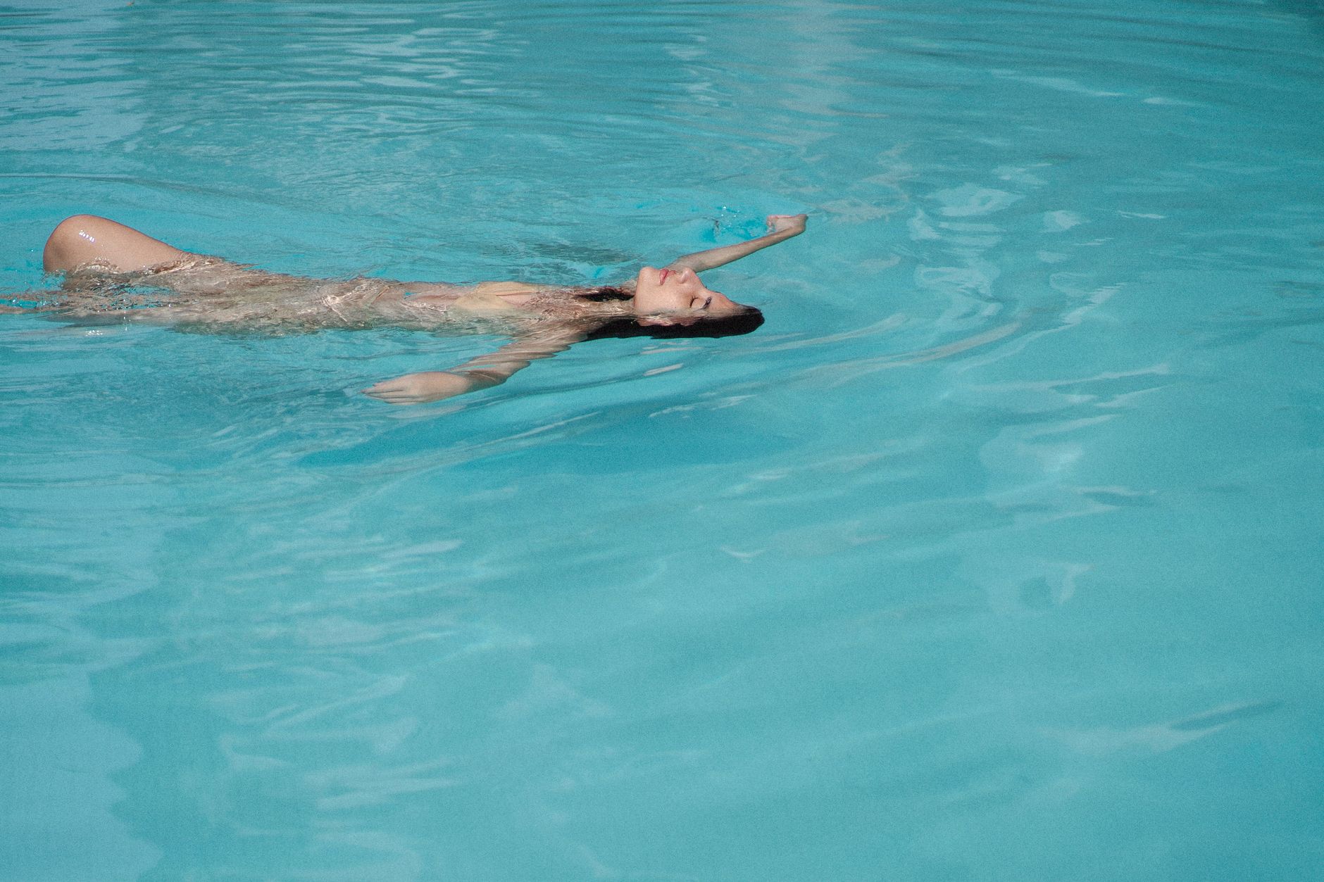 Mujer en bikini junto al agua